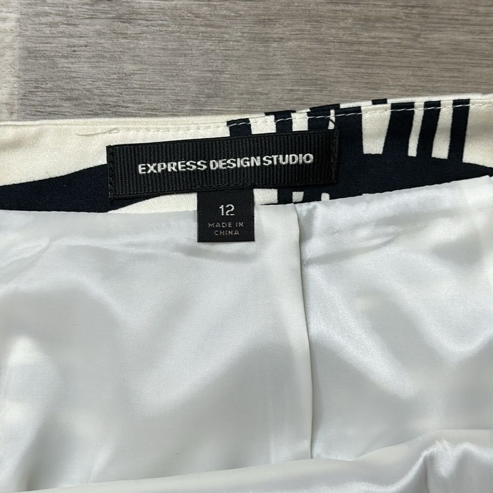 Express Design Studio High-Waist Skirt. Size 12. Lined skirt. - Picture 3 of 6
